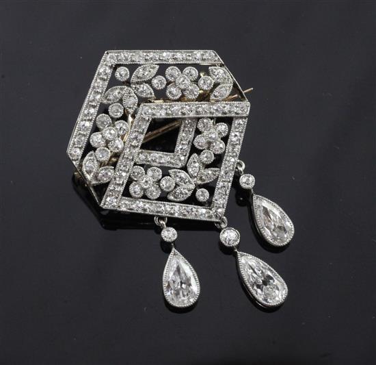 A Belle Epoque style pierced white gold and diamond hexagonal brooch with three pear shaped diamond drops, overall 1.5in.